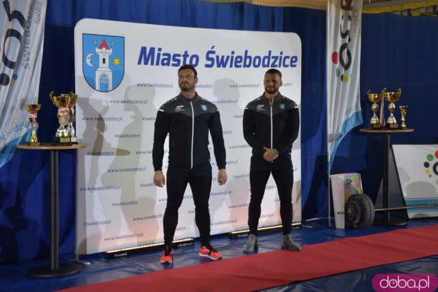 Ależ to było spotkanie! Mieszkańcy Świebodzic hucznie przywitali utytułowanych kulturystów [Foto, Wideo]