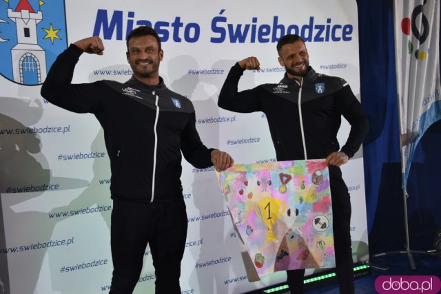 Ależ to było spotkanie! Mieszkańcy Świebodzic hucznie przywitali utytułowanych kulturystów [Foto, Wideo]