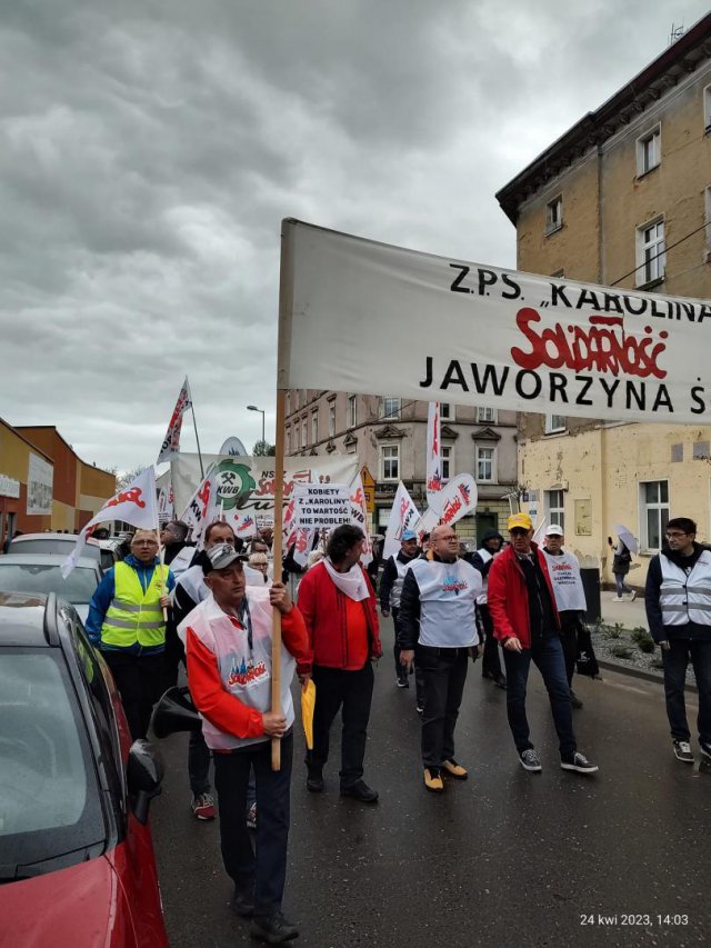 [FOTO] Działacze Solidarności protestowali pod fabryką porcelany