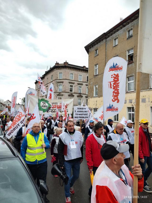 [FOTO] Działacze Solidarności protestowali pod fabryką porcelany