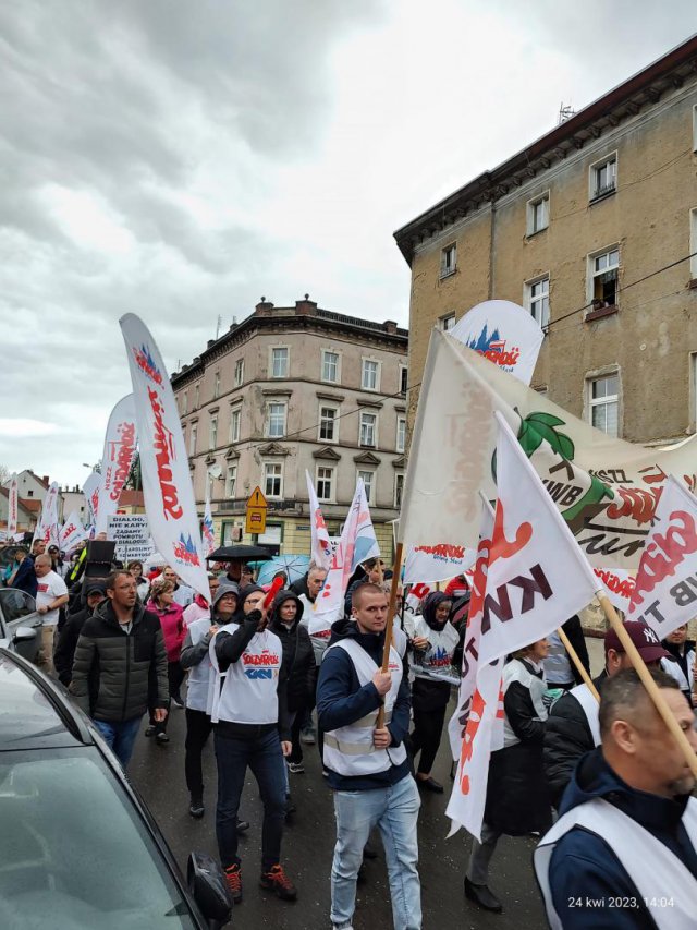 [FOTO] Działacze Solidarności protestowali pod fabryką porcelany