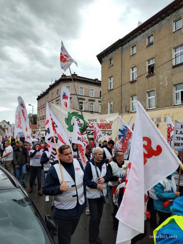[FOTO] Działacze Solidarności protestowali pod fabryką porcelany