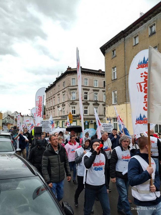 [FOTO] Działacze Solidarności protestowali pod fabryką porcelany