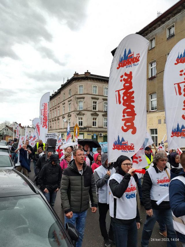 [FOTO] Działacze Solidarności protestowali pod fabryką porcelany