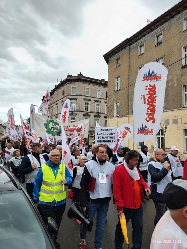 [FOTO] Działacze Solidarności protestowali pod fabryką porcelany
