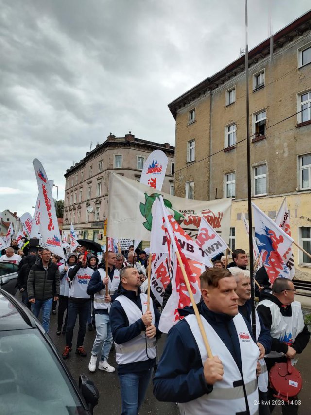 [FOTO] Działacze Solidarności protestowali pod fabryką porcelany