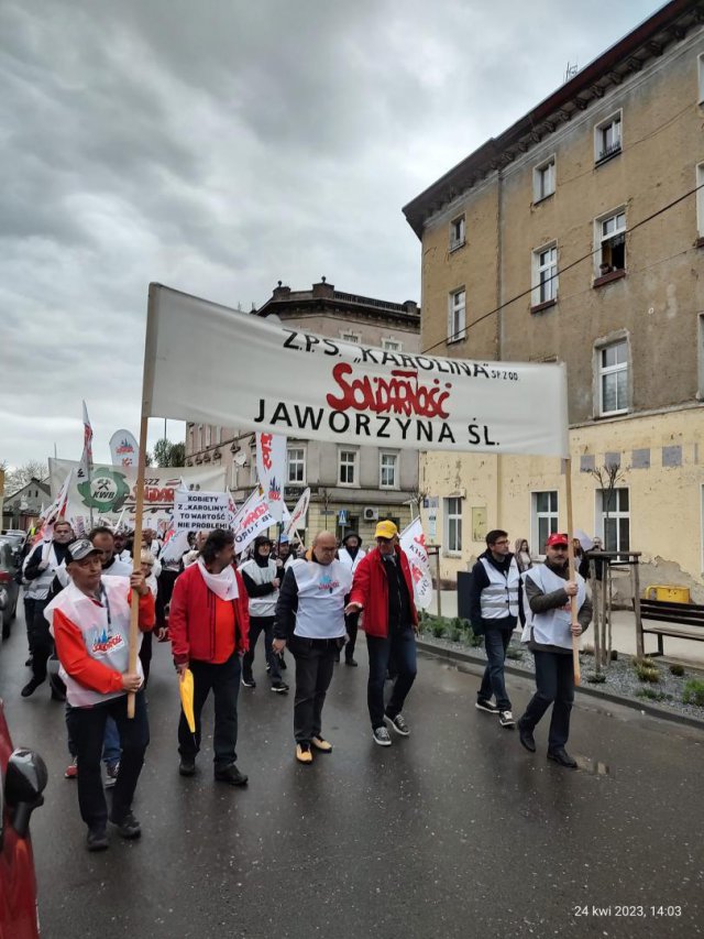 [FOTO] Działacze Solidarności protestowali pod fabryką porcelany