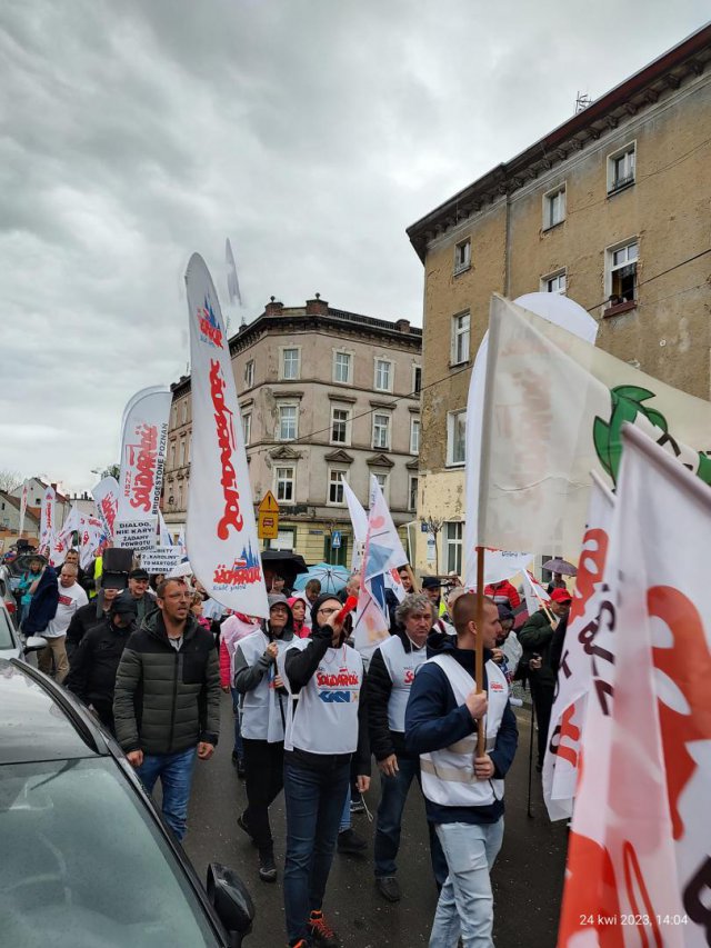 [FOTO] Działacze Solidarności protestowali pod fabryką porcelany