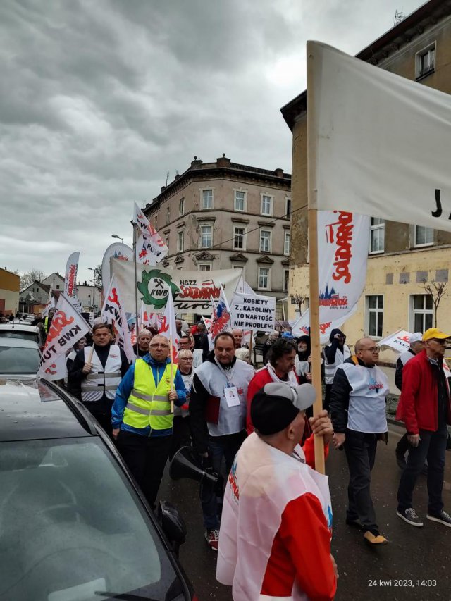 [FOTO] Działacze Solidarności protestowali pod fabryką porcelany