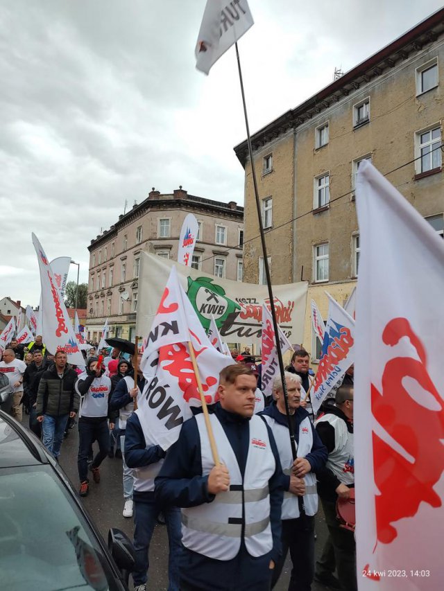 [FOTO] Działacze Solidarności protestowali pod fabryką porcelany