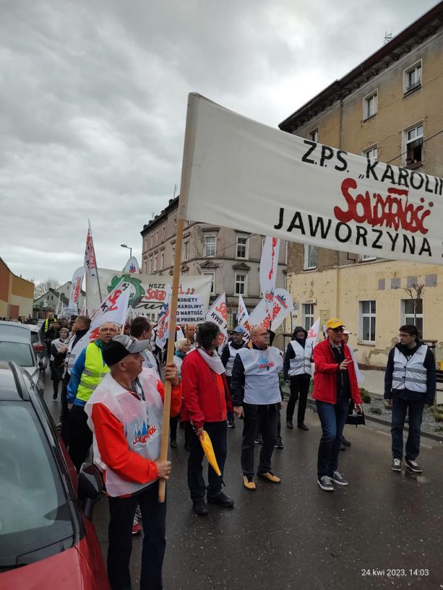 [FOTO] Działacze Solidarności protestowali pod fabryką porcelany