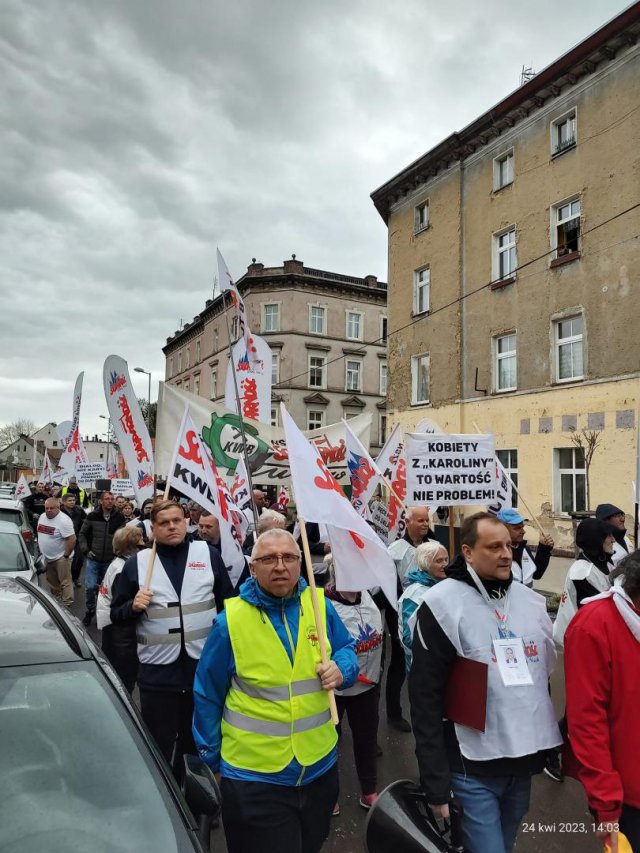 [FOTO] Działacze Solidarności protestowali pod fabryką porcelany