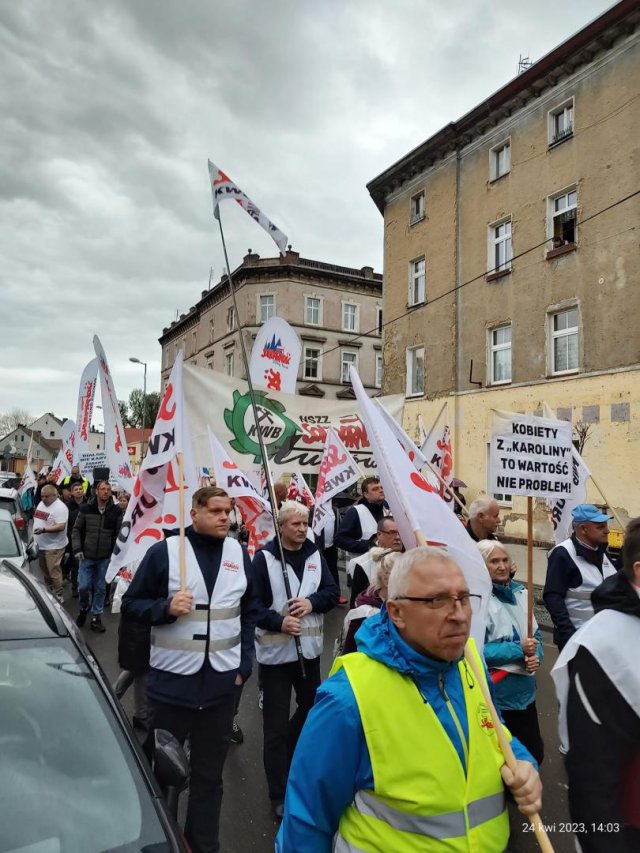 [FOTO] Działacze Solidarności protestowali pod fabryką porcelany