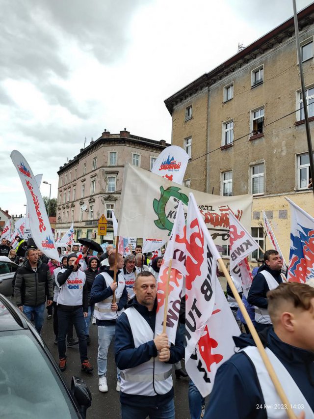 [FOTO] Działacze Solidarności protestowali pod fabryką porcelany