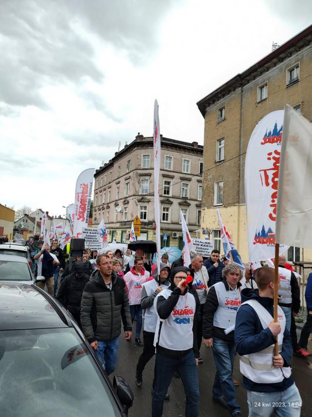 [FOTO] Działacze Solidarności protestowali pod fabryką porcelany