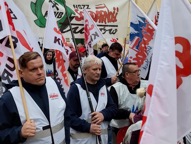 [FOTO] Działacze Solidarności protestowali pod fabryką porcelany