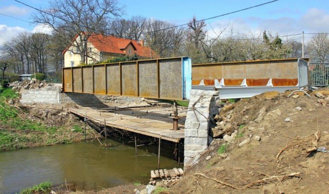 Zobacz, jak postępuje remont mostu i drogi w Gniewkowie. Prace są już na półmetku [Foto]