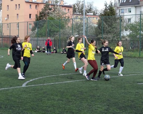 Podsumowanie turnieju piłki nożnej dziewcząt klas 7-8 w Świdnicy [Foto]