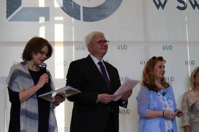 „Życie to podróż, szczęśliwej więc drogi...”. Uroczyście pożegnano maturzystów ze świdnickiego II LO [Foto]