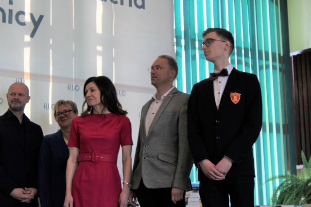 „Życie to podróż, szczęśliwej więc drogi...”. Uroczyście pożegnano maturzystów ze świdnickiego II LO [Foto]