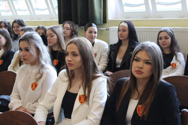 „Życie to podróż, szczęśliwej więc drogi...”. Uroczyście pożegnano maturzystów ze świdnickiego II LO [Foto]