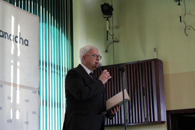 „Życie to podróż, szczęśliwej więc drogi...”. Uroczyście pożegnano maturzystów ze świdnickiego II LO [Foto]