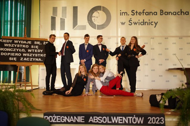 „Życie to podróż, szczęśliwej więc drogi...”. Uroczyście pożegnano maturzystów ze świdnickiego II LO [Foto]