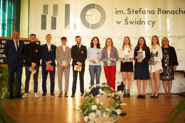 „Życie to podróż, szczęśliwej więc drogi...”. Uroczyście pożegnano maturzystów ze świdnickiego II LO [Foto]
