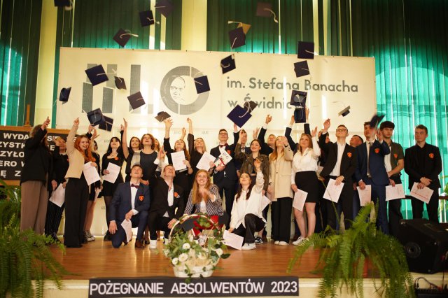 „Życie to podróż, szczęśliwej więc drogi...”. Uroczyście pożegnano maturzystów ze świdnickiego II LO [Foto]