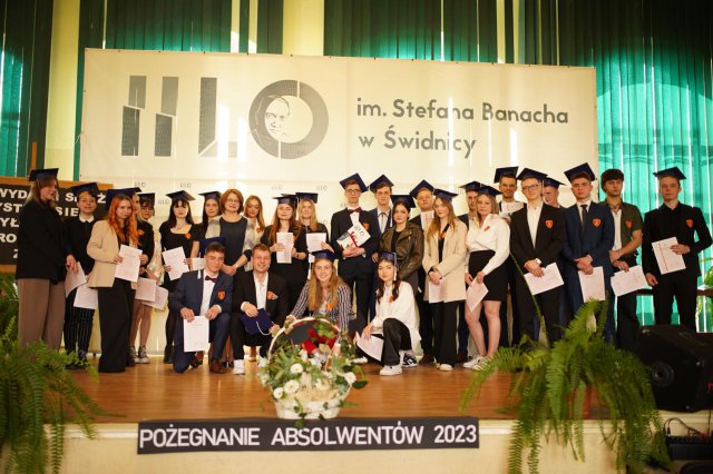 „Życie to podróż, szczęśliwej więc drogi...”. Uroczyście pożegnano maturzystów ze świdnickiego II LO [Foto]