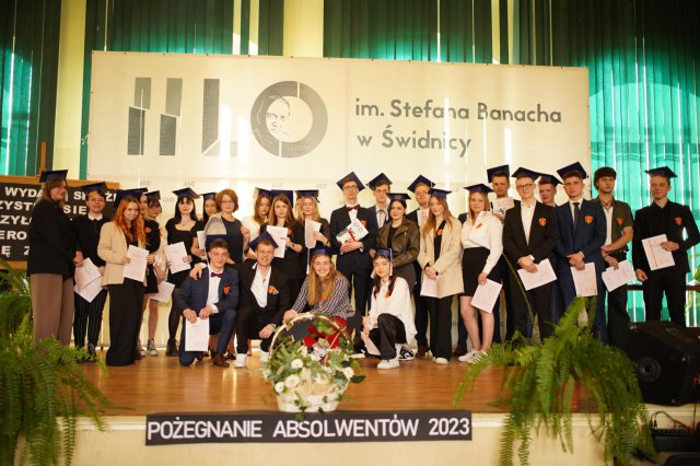 „Życie to podróż, szczęśliwej więc drogi...”. Uroczyście pożegnano maturzystów ze świdnickiego II LO [Foto]