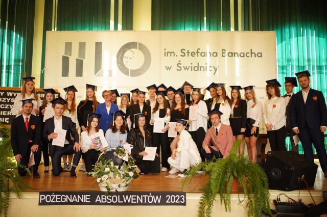 „Życie to podróż, szczęśliwej więc drogi...”. Uroczyście pożegnano maturzystów ze świdnickiego II LO [Foto]