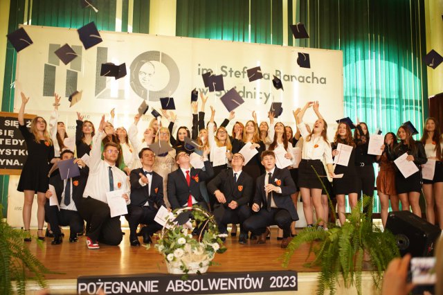 „Życie to podróż, szczęśliwej więc drogi...”. Uroczyście pożegnano maturzystów ze świdnickiego II LO [Foto]