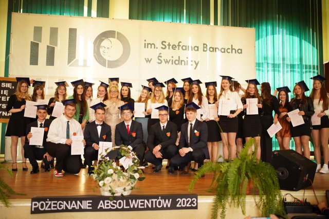 „Życie to podróż, szczęśliwej więc drogi...”. Uroczyście pożegnano maturzystów ze świdnickiego II LO [Foto]