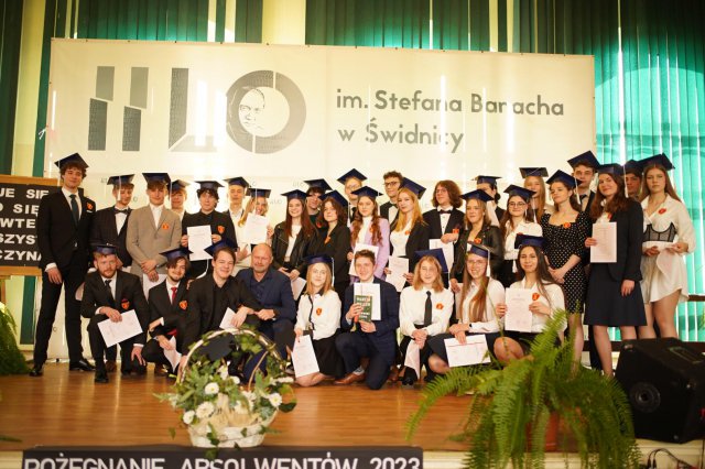 „Życie to podróż, szczęśliwej więc drogi...”. Uroczyście pożegnano maturzystów ze świdnickiego II LO [Foto]
