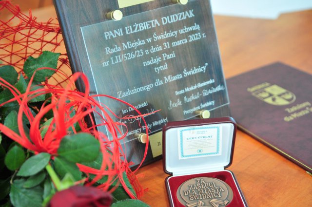 Pani Elżbieta Dudziak z tytułem zasłużonej dla Świdnicy [Foto]