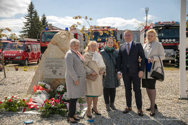 [FOTO] Dzień Flagi, Święto Konstytucji i Dzień Strażaka w Marcinowicach