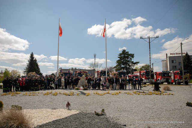 [FOTO] Dzień Flagi, Święto Konstytucji i Dzień Strażaka w Marcinowicach