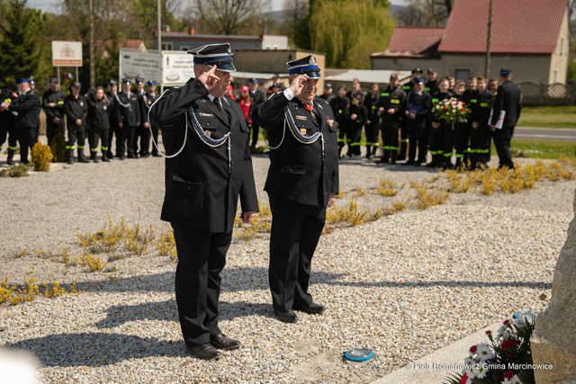 [FOTO] Dzień Flagi, Święto Konstytucji i Dzień Strażaka w Marcinowicach