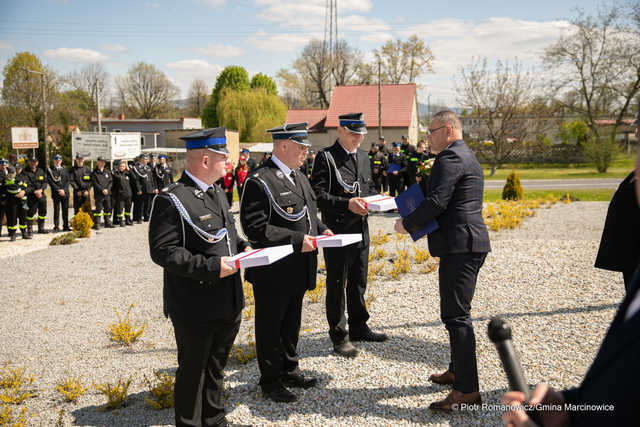 [FOTO] Dzień Flagi, Święto Konstytucji i Dzień Strażaka w Marcinowicach