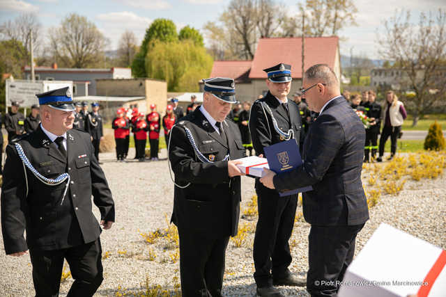 [FOTO] Dzień Flagi, Święto Konstytucji i Dzień Strażaka w Marcinowicach