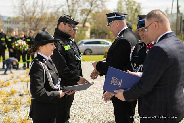 [FOTO] Dzień Flagi, Święto Konstytucji i Dzień Strażaka w Marcinowicach