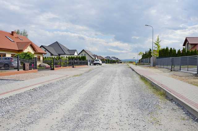 Gdzie dokładnie wyremontują drogi w gminie Żarów? Podpisano umowę z wykonawcą [Foto]