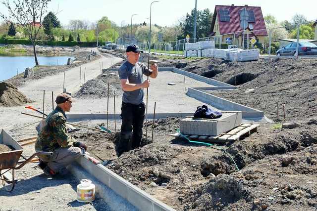 Postępuje rewitalizacja stawu miejskiego w Żarowie. Na jakim etapie są prace? [Foto] 