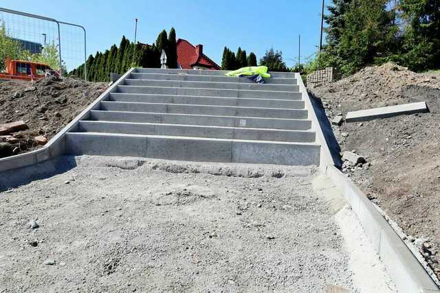 Postępuje rewitalizacja stawu miejskiego w Żarowie. Na jakim etapie są prace? [Foto] 