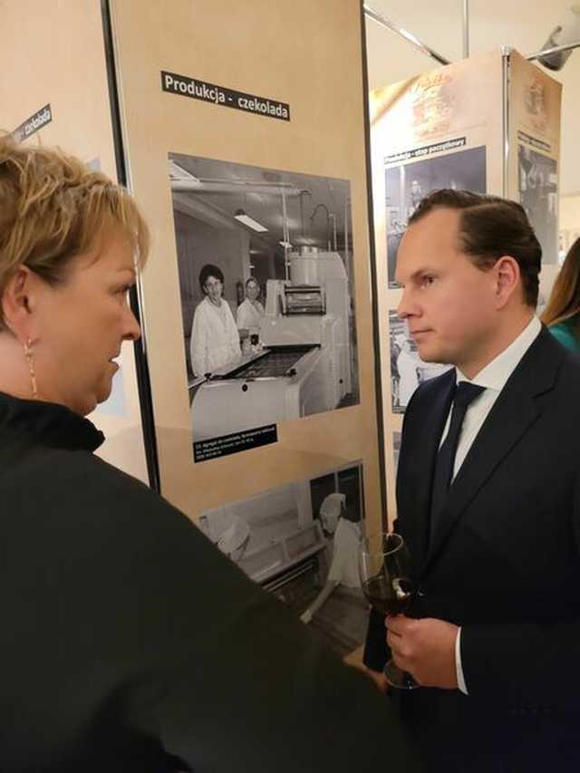 Uroczyście otwarto wystawę poświęconą historii świebodzickiej firmy Śnieżka. Czy jest ktoś, kto choć raz nie skosztował słynnych michałków? [Foto]