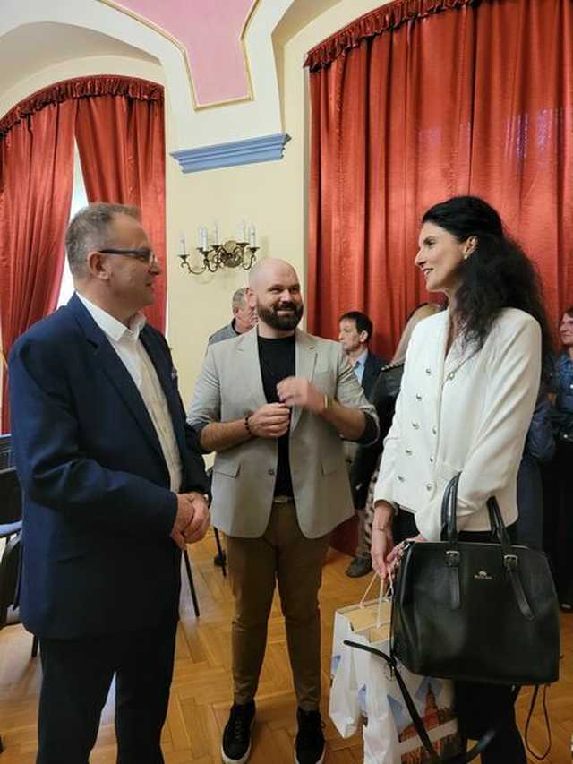 Uroczyście otwarto wystawę poświęconą historii świebodzickiej firmy Śnieżka. Czy jest ktoś, kto choć raz nie skosztował słynnych michałków? [Foto]