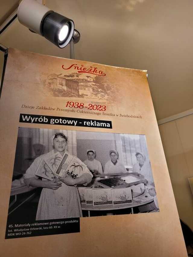 Uroczyście otwarto wystawę poświęconą historii świebodzickiej firmy Śnieżka. Czy jest ktoś, kto choć raz nie skosztował słynnych michałków? [Foto]