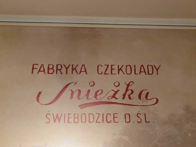 Uroczyście otwarto wystawę poświęconą historii świebodzickiej firmy Śnieżka. Czy jest ktoś, kto choć raz nie skosztował słynnych michałków? [Foto]