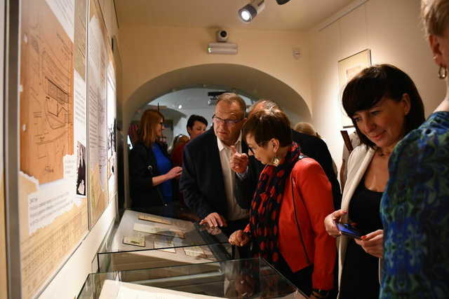 Uroczyście otwarto wystawę poświęconą historii świebodzickiej firmy Śnieżka. Czy jest ktoś, kto choć raz nie skosztował słynnych michałków? [Foto]